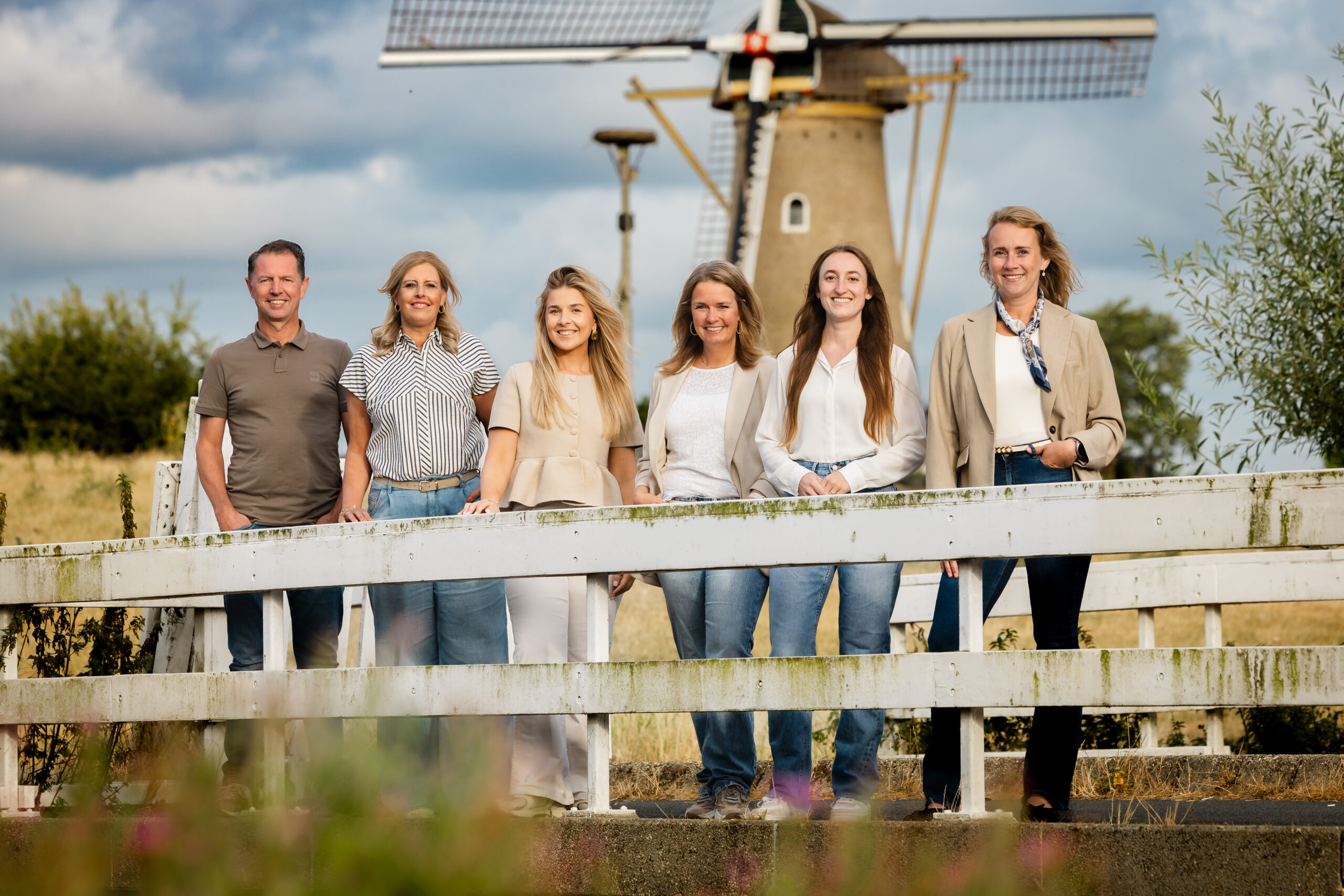 Teamfoto Keijser en Drieman voor de molen in Hoofddorp