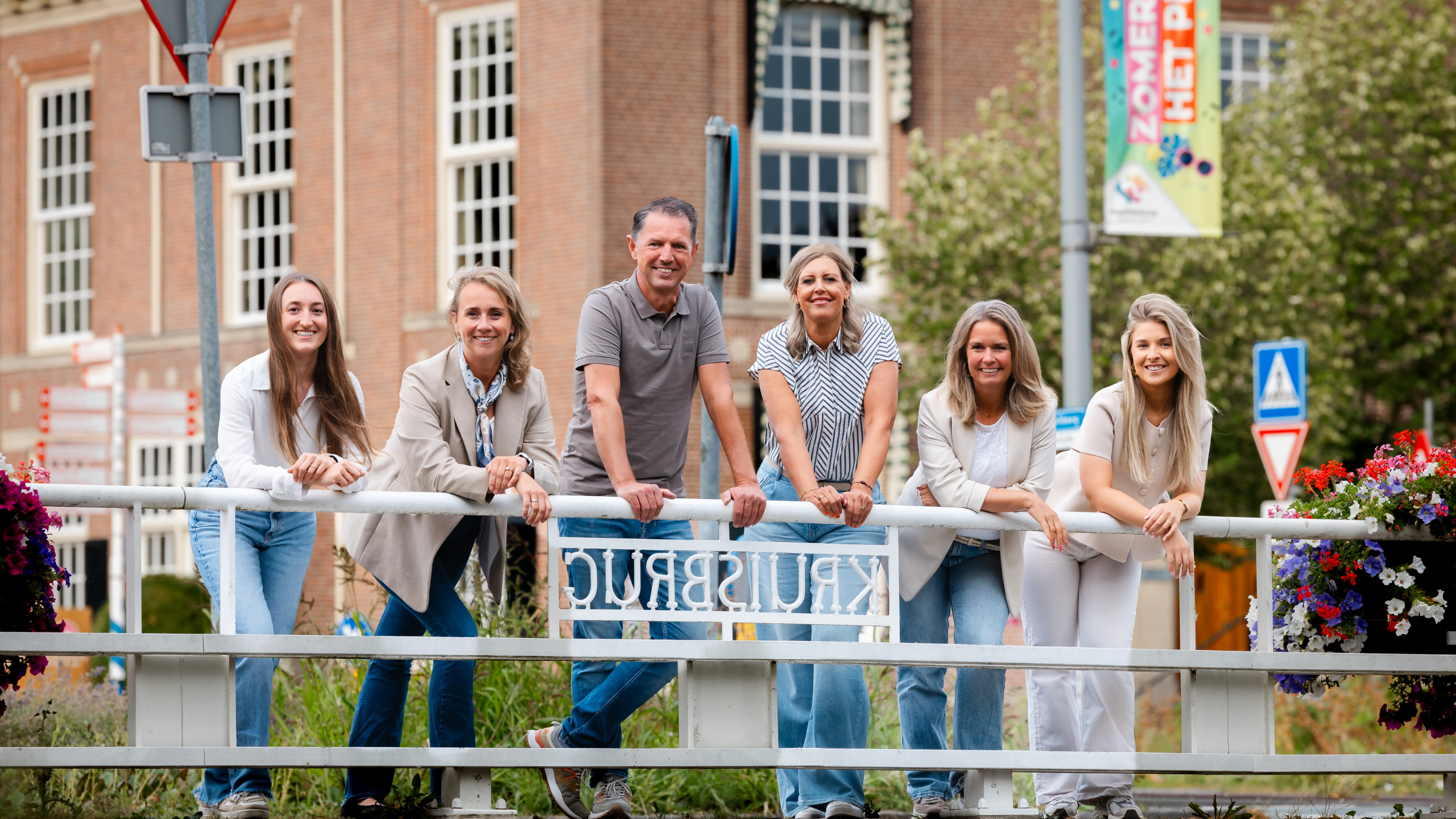 Team Keijser Drieman Makelaars op de kruisbrug in Hoofddorp