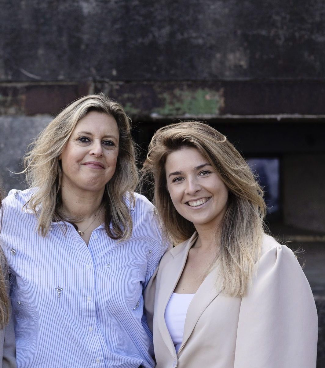 Barbara en Sofia van Keijser & Drieman Makelaars Hoofddorp samen op de foto